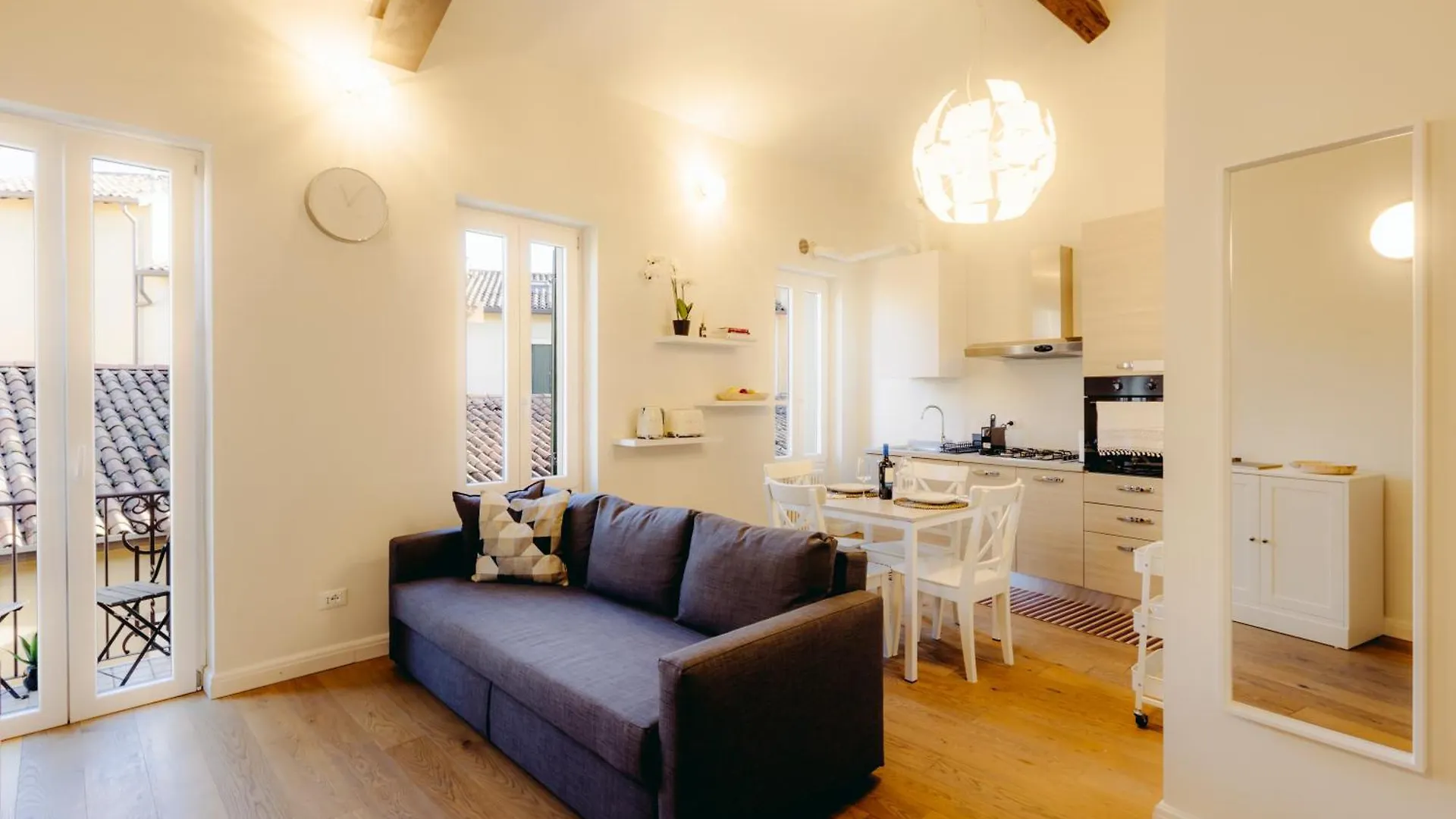 Eap Suites, Verona