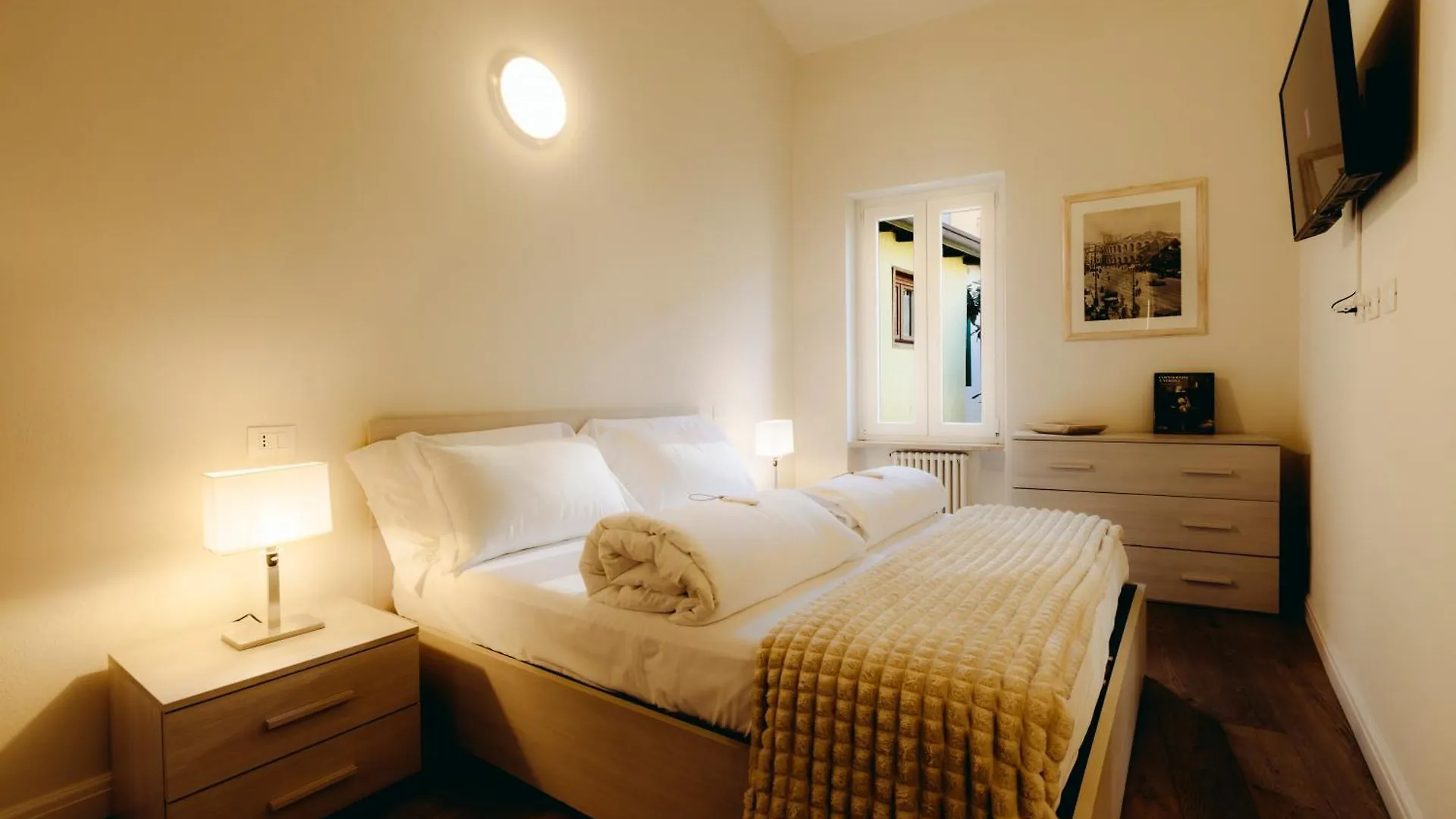 Eap Suites, Verona contacts